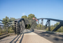 Die Vollsperrung der Leinebrücke betrifft die Linie 410. Haltestellen entfallen, angepasste Fahrpläne sind verfügbar