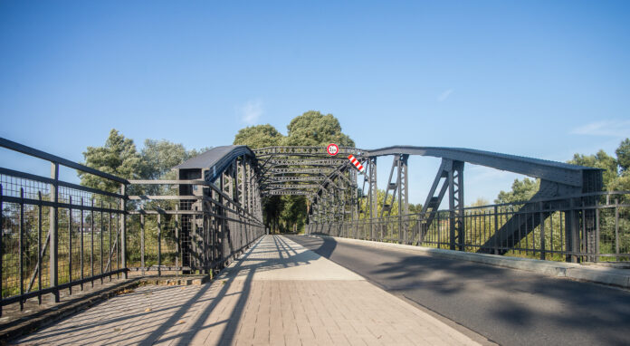 Vollsperrung der Leinebrücke in Schloß Ricklingen: Haltestellen in Luthe und Wunstorf entfallen Die Vollsperrung der Leinebrücke betrifft die Linie 410. Haltestellen entfallen, angepasste Fahrpläne sind verfügbar