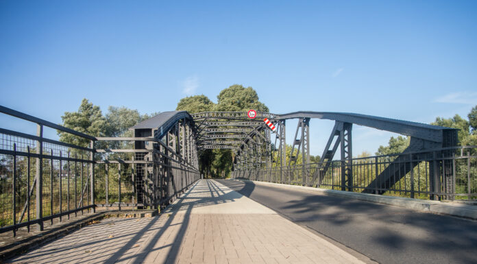 Vollsperrung der Leinebrücke – Linie 410 betroffen, Haltestellen entfallen Die Vollsperrung der Leinebrücke betrifft die Linie 410. Haltestellen entfallen, angepasste Fahrpläne sind verfügbar