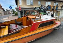 Ungewöhnlicher Einsatz für die Feuerwehr – Boot blockiert Fahrbahn in Bokeloh Ein ungewöhnlicher Einsatz für die Feuerwehr zeigt, wie wichtig Zusammenarbeit ist. Ungewöhnlicher Einsatz für Feuerwehr in Bokeloh