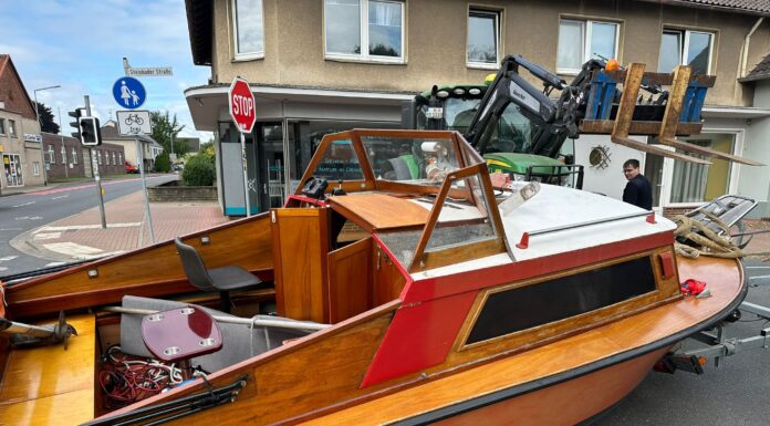 Ungewöhnlicher Einsatz für die Feuerwehr – Boot blockiert Fahrbahn in Bokeloh Ein ungewöhnlicher Einsatz für die Feuerwehr zeigt, wie wichtig Zusammenarbeit ist. Ungewöhnlicher Einsatz für Feuerwehr in Bokeloh
