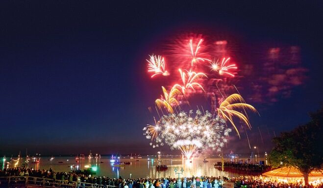 Festliches Wochenende am Steinhuder Meer: Maritimes, Live-Musik und Höhenfeuerwerk Ein festliches Wochenende am Steinhuder Meer bietet maritime Erlebnisse mit Live-Musik und Höhenfeuerwerk