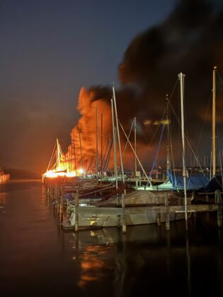 Die Feuerwehr verhinderte die Ausbreitung des Feuers beim Brand mehrerer Boote in Steinhude