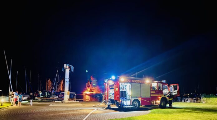 Brand mehrerer Boote in Steinhude – Feuerwehr verhindert Ausbreitung des Feuers Die Feuerwehr verhinderte die Ausbreitung des Feuers beim Brand mehrerer Boote in Steinhude