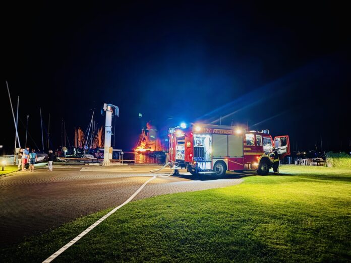 Die Feuerwehr verhinderte die Ausbreitung des Feuers beim Brand mehrerer Boote in Steinhude