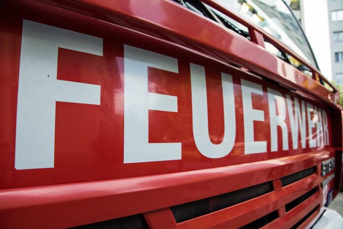 Bei einem Brand in einem Mehrfamilienhaus wurde eine Person gerettet. Feuerwehr und Rettungsdienst waren im Einsatz
