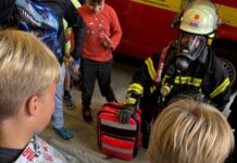 Drittklässler lernen Einsatzpraxis: Feuerwehr hautnah erleben mit Rettungsvorführung Bericht über einen Schulvormittag, bei dem Drittklässler Feuerwehr hautnah erleben und Atemschutz, Technik sowie Übungen praxisnah entdecken