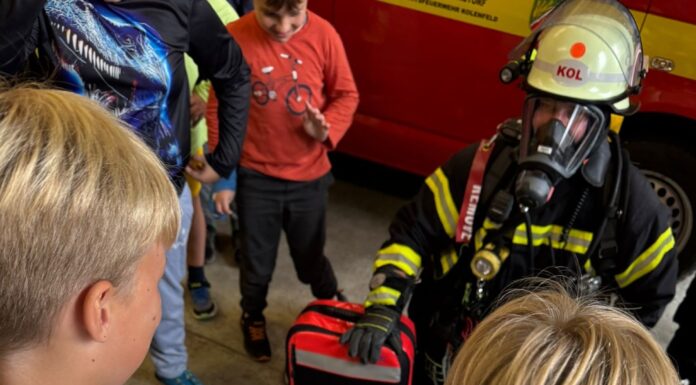 Drittklässler lernen Einsatzpraxis: Feuerwehr hautnah erleben mit Rettungsvorführung Bericht über einen Schulvormittag, bei dem Drittklässler Feuerwehr hautnah erleben und Atemschutz, Technik sowie Übungen praxisnah entdecken