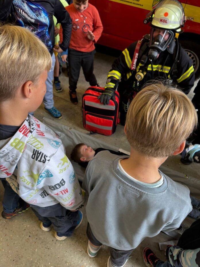 Bericht über einen Schulvormittag, bei dem Drittklässler Feuerwehr hautnah erleben und Atemschutz, Technik sowie Übungen praxisnah entdecken