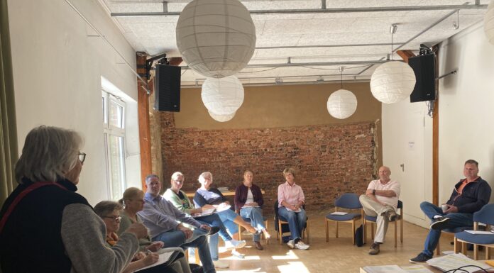 Fortbildung zur Dorfmoderation fördert Eigeninitiative und Austausch in der LEADER-Region Die Fortbildung zur Dorfmoderation fördert Eigeninitiative und Austausch in der LEADER-Region und stärkt die Gemeinschaft vor Ort