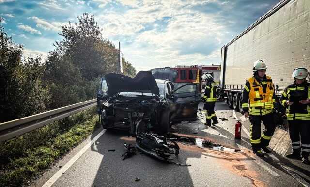 Verkehrsunfall auf der Kreuzung L392 / L403 – Feuerwehr im Einsatz Ein Verkehrsunfall auf der Kreuzung L392 / L403 erforderte den Einsatz der Feuerwehr und des Notarztes. Details zum Vorfall sind verfügbar