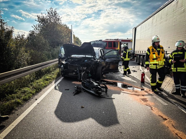 Die Feuerwehr sicherte die Unfallstelle und stellte den Brandschutz sicher Ein Verkehrsunfall auf der Kreuzung L392 / L403 erforderte den Einsatz der Feuerwehr und des Notarztes. Details zum Vorfall sind verfügbar