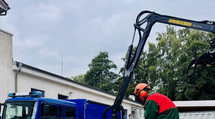 Erste gemeinsame Ausbildung von Feuerwehr und THW im Bereich Sägen erfolgreich durchgeführt Die erste gemeinsame Ausbildung im Bereich Sägen war ein voller Erfolg und zeigt die Bedeutung der Zusammenarbeit von Feuerwehr und THW