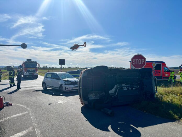 Bei einem Verkehrsunfall mit mehreren Fahrzeugen und zwei Verletzten kam es zu umfangreichen Rettungsmaßnahmen und einer Vollsperrung