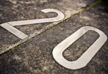 Geschwindigkeit in der Barnestraße auf 20 km/h gesenkt: Mehr Sicherheit für Fußgänger und Schulkinder Geschwindigkeit in der Barnestraße auf 20 km/h gesenkt: Mehr Sicherheit für Fußgänger, Schulkinder und Anwohner