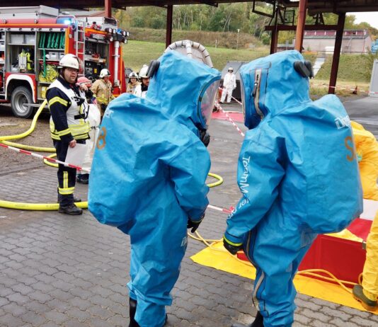 Großangelegte Gefahrgutübung verbessert Zusammenarbeit zwischen Feuerwehr und Werkfeuerwehr Die Gefahrgutübung verbessert die Zusammenarbeit zwischen Feuerwehr und Werkfeuerwehr. Positive Bilanz nach erfolgreichem Einsatz