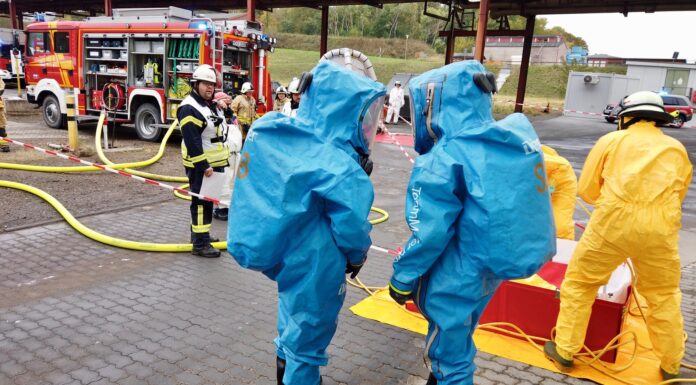 Großangelegte Gefahrgutübung verbessert Zusammenarbeit zwischen Feuerwehr und Werkfeuerwehr Die Gefahrgutübung verbessert die Zusammenarbeit zwischen Feuerwehr und Werkfeuerwehr. Positive Bilanz nach erfolgreichem Einsatz