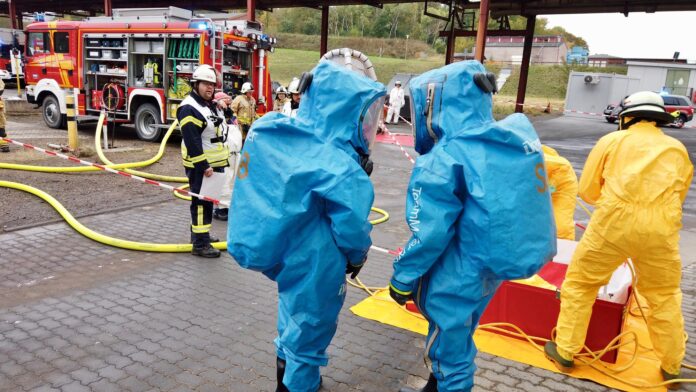 Die Einsatzkräfte bei der Gefahrgutübung auf dem Betriebsgelände der K+S Sigmundshall Die Gefahrgutübung verbessert die Zusammenarbeit zwischen Feuerwehr und Werkfeuerwehr. Positive Bilanz nach erfolgreichem Einsatz