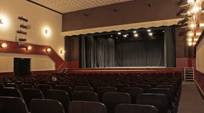 75 Jahre Stadttheater: Ein Blick hinter die Kulissen für alle Interessierten Erleben Sie 75 Jahre Stadttheater: Ein Blick hinter die Kulissen und entdecken Sie die Geschichte des Theaters