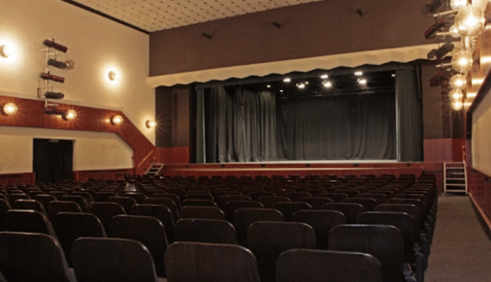 Erleben Sie 75 Jahre Stadttheater: Ein Blick hinter die Kulissen und entdecken Sie die Geschichte des Theaters