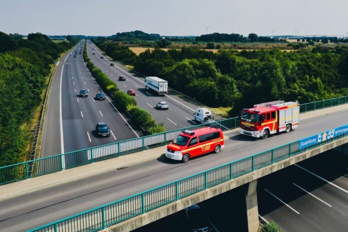 Feuerwehr im Einsatz nach Verkehrsunfall auf der Autobahn Glück im Unglück nach Verkehrsunfall: Feuerwehren Kolenfeld und Wunstorf im nächtlichen Einsatz auf Autobahn A2