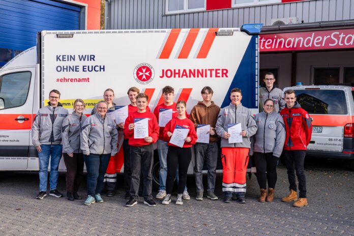 Acht neue Sanitätshelfende im Johanniter-Ortsverband Wunstorf-Steinhuder Meer haben erfolgreich ihre Ausbildung abgeschlossen