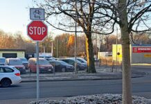 Neue Stopp-Schilder für mehr Sicherheit im Verkehr an Tankstelle und Discounter Neue Stopp-Schilder für mehr Sicherheit im Verkehr an Ausfahrten bei Tankstelle und Discounter