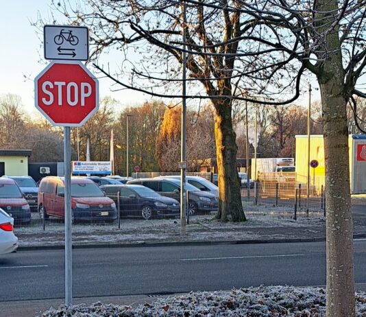 Neue Stopp-Schilder für mehr Sicherheit im Verkehr an Tankstelle und Discounter Neue Stopp-Schilder für mehr Sicherheit im Verkehr an Ausfahrten bei Tankstelle und Discounter
