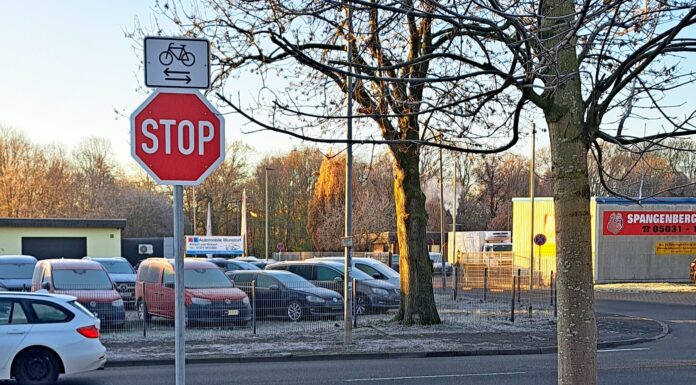 Neue Stopp-Schilder für mehr Sicherheit im Verkehr an Tankstelle und Discounter Neue Stopp-Schilder für mehr Sicherheit im Verkehr an Ausfahrten bei Tankstelle und Discounter