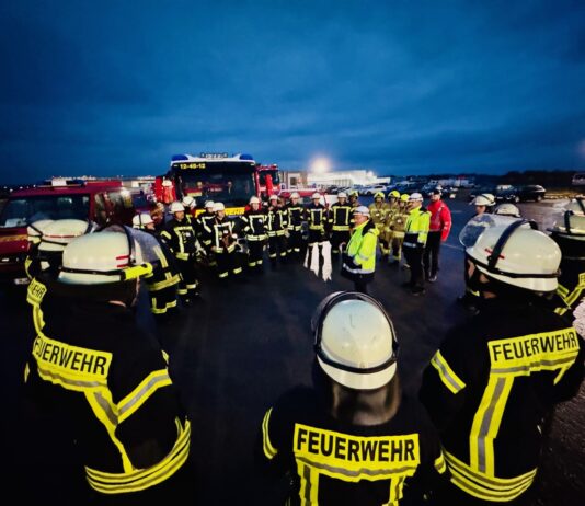 Feuerwehr erkundet Einsatzszenarien am Airbus-Gelände: Abstimmung mit Fliegerhorstfeuerwehr Feuerwehr erkundet Einsatzszenarien am Airbus-Gelände: Abstimmung mit Fliegerhorstfeuerwehr für zukünftige Einsätze