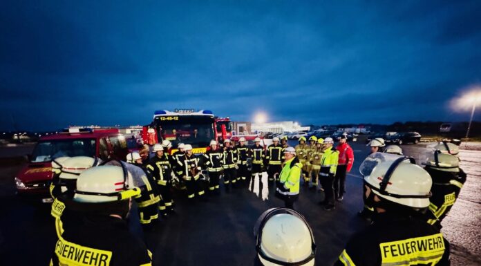 Feuerwehr erkundet Einsatzszenarien am Airbus-Gelände: Abstimmung mit Fliegerhorstfeuerwehr Feuerwehr erkundet Einsatzszenarien am Airbus-Gelände: Abstimmung mit Fliegerhorstfeuerwehr für zukünftige Einsätze