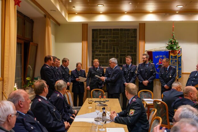 Generationswechsel bei der Ortsfeuerwehr Großenheidorn – neue Wehrführung mit großer Mehrheit gewählt Generationswechsel bei der Ortsfeuerwehr Großenheidorn: Neue Wehrführung gewählt und zahlreiche Ehrungen vergeben