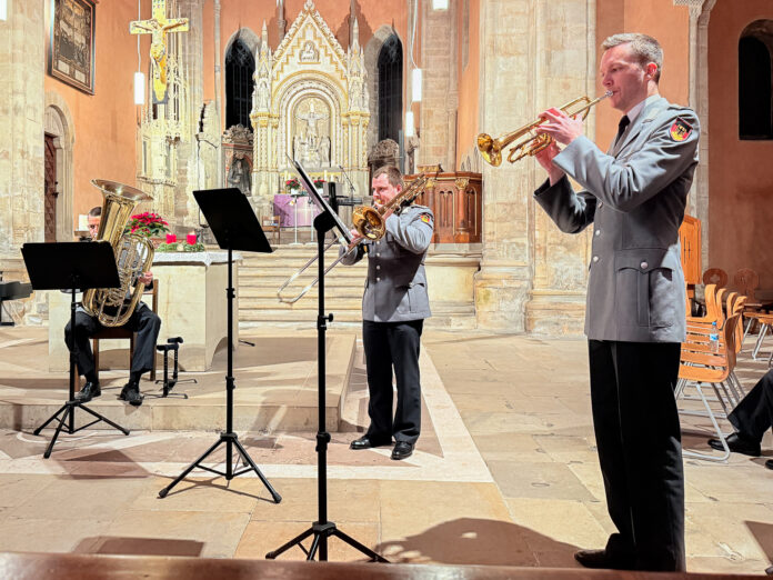 Freude schenken - gemeinsam Gutes tun: Benefizkonzert mit festlichem Glanz in der Stiftskirche sorgt für zahlreiche Spenden
