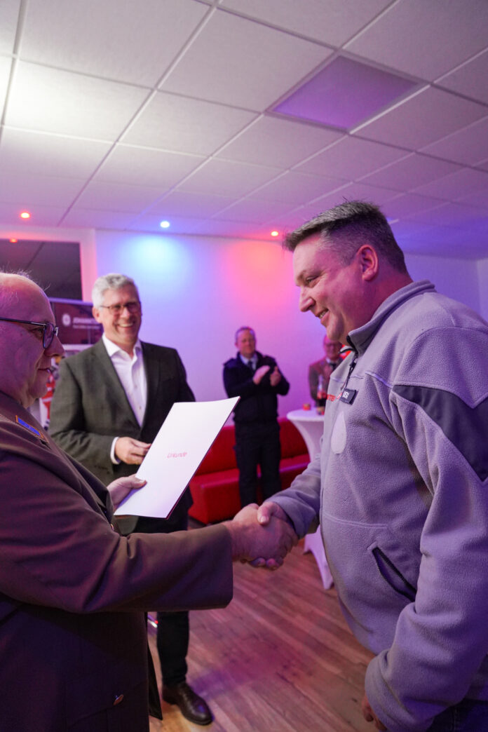 Hochwasser-Ehrennadel für außergewöhnlichen Einsatz der Johanniter in Wunstorf verliehen. Ein starkes Zeichen für Gemeinschaft