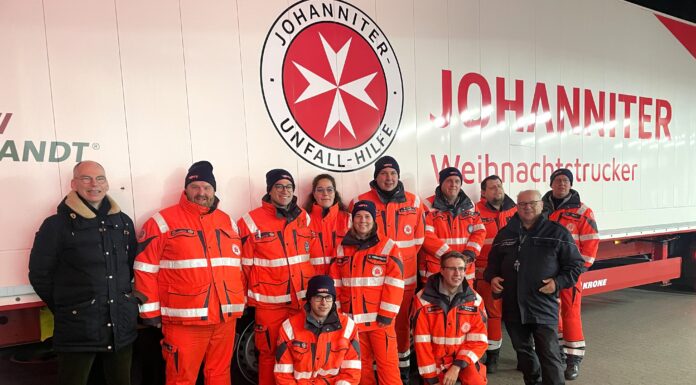 Pakete für die Ukraine – Johanniter-Konvoi bringt 5000 Pakete zur Verteilbasis in Rumänien Wundertüten für die Ukraine: Johanniter-Konvoi bringt 5000 Pakete nach Rumänien und unterstützt Bedürftige vor Ort