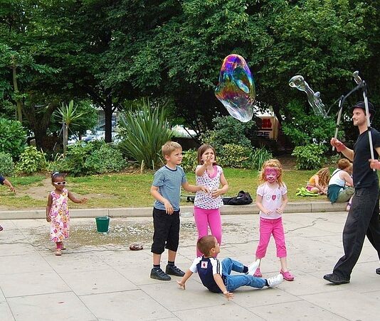 Verlässliche Ferienbetreuung 2026 für Kinder in sechs Ferienwochen Verlässliche Ferienbetreuung 2026 für Kinder in sechs Ferienwochen. Anmeldungen ab 09. Januar 2026 online möglich