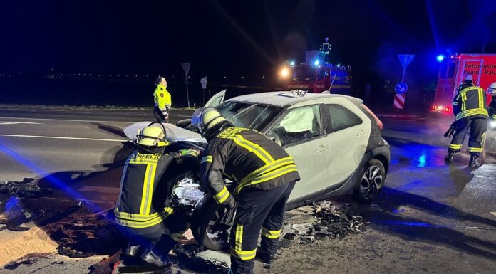 Betriebsstoffe laufen nach Unfall auf der L392 aus: Feuerwehr sichert Kreuzung und Straße Betriebsstoffe laufen nach Unfall am frühen Morgen an der L392 aus: Feuerwehr sichert Kreuzung und Straße