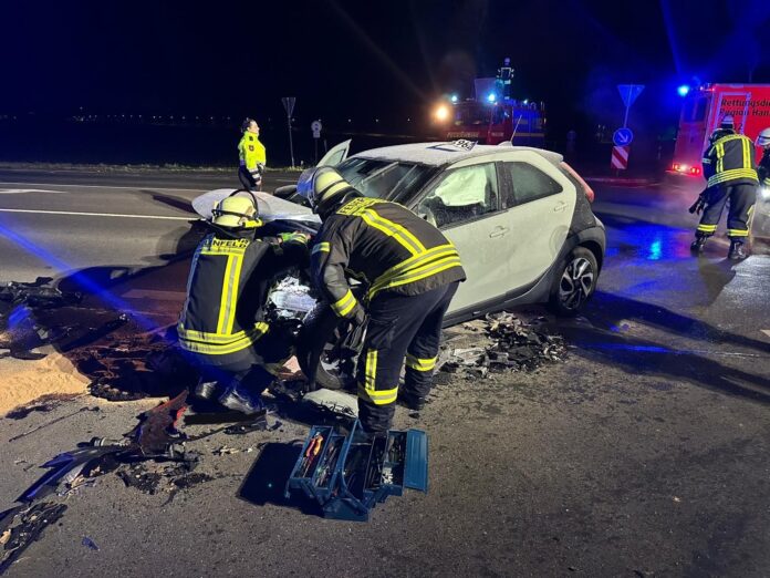 Betriebsstoffe laufen nach Unfall am frühen Morgen an der L392 aus: Feuerwehr sichert Kreuzung und Straße