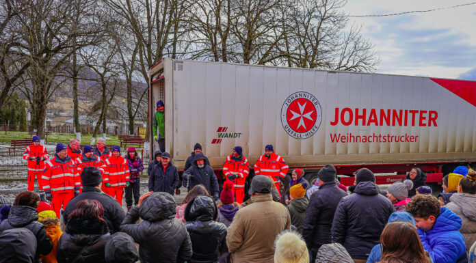 Johanniter-Weihnachtstrucker bringen 4950 Pakete nach Rumänien und Ukraine Johanniter-Weihnachtstrucker bringen 4950 Pakete nach Rumänien und Ukraine. Ein großes Engagement für bedürftige Menschen