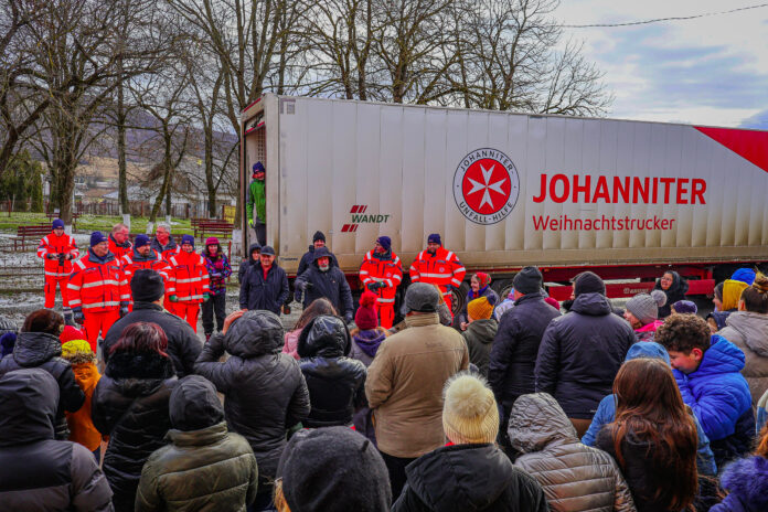 Emotionale Momente bei der Verteilung der Pakete in Rumänien Johanniter-Weihnachtstrucker bringen 4950 Pakete nach Rumänien und Ukraine. Ein großes Engagement für bedürftige Menschen
