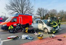 Schwerer Verkehrsunfall in Steinhude – Motorradfahrerin auf Pkw-Dach Schwerer Verkehrsunfall in Steinhude – Motorradfahrerin nach Kollision auf Pkw-Dach, Rettungswagen bei Anfahrt zusätzlich verunfallt