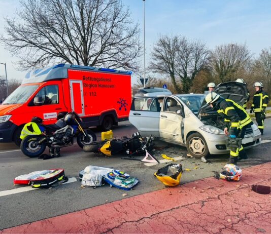 Schwerer Verkehrsunfall in Steinhude – Motorradfahrerin auf Pkw-Dach Schwerer Verkehrsunfall in Steinhude – Motorradfahrerin nach Kollision auf Pkw-Dach, Rettungswagen bei Anfahrt zusätzlich verunfallt