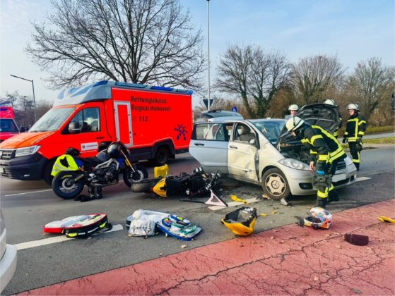 Schwerer Verkehrsunfall in Steinhude &ndash; Motorradfahrerin nach Kollision auf Pkw-Dach, Rettungswagen bei Anfahrt zus&auml;tzlich verunfallt