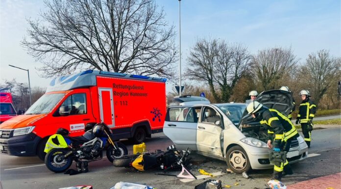 Schwerer Verkehrsunfall in Steinhude – Motorradfahrerin auf Pkw-Dach Schwerer Verkehrsunfall in Steinhude – Motorradfahrerin nach Kollision auf Pkw-Dach, Rettungswagen bei Anfahrt zusätzlich verunfallt