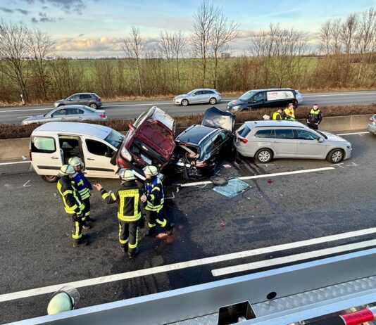 Verkehrsunfall auf der A2 – fünf Pkw beteiligt, MANV-Alarmierung ausgelöst Verkehrsunfall auf der A2 – fünf Pkw beteiligt, MANV-Alarmierung ausgelöst. Sechs Personen leicht verletzt, Rettungskräfte im Einsatz