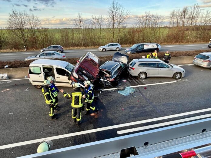 Verkehrsunfall auf der A2 – fünf Pkw beteiligt, MANV-Alarmierung ausgelöst. Sechs Personen leicht verletzt, Rettungskräfte im Einsatz