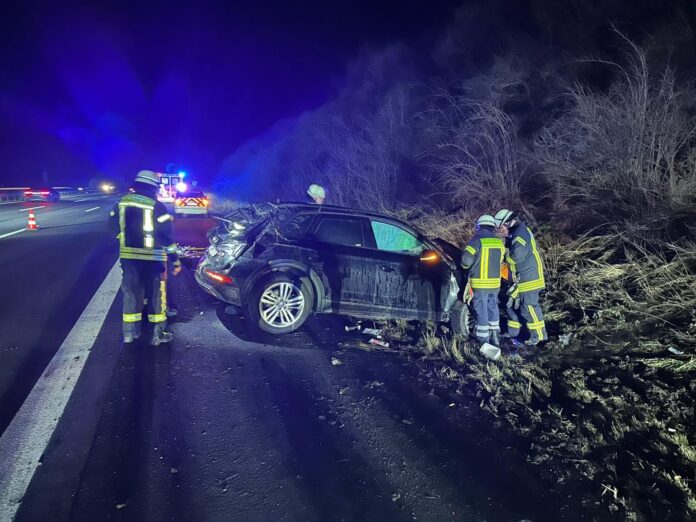 Verkehrsunfall auf Autobahn A2: Fahrer gerettet, Einsatzkräfte vor Ort, glücklicherweise glimpflicher Verlauf