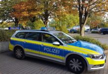 Verdacht des illegalen Glücksspiels – Polizei stellt Spielautomaten und Bargeld sicher Verdacht des illegalen Glücksspiels: Polizei stellt Spielautomaten und Bargeld sicher. Ermittlungen laufen weiter