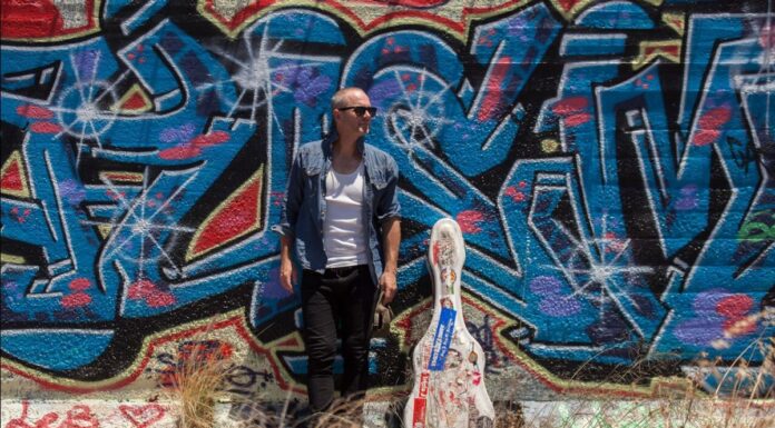 Folk und Geschichten aus Australien: Carus Thompson begeistert mit neuen Alben Folk und Geschichten aus Australien: Carus Thompson bringt neue Alben und ein einzigartiges Erlebnis nach Steinhude