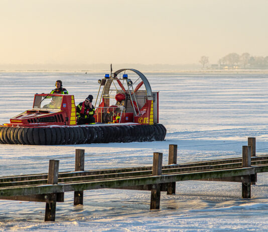 Feuerwehr Steinhude rettet Eissegler und behandelt weiteren Notfall Feuerwehr Steinhude rettet Eissegler und behandelt weiteren Notfall